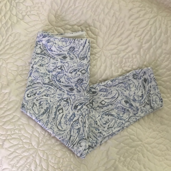 intro. Pants - Tummy control Capri White Paisley Print Legging